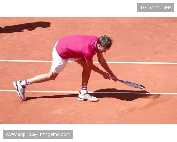 网球大师赛中的红土场与硬地场移动步伐差异